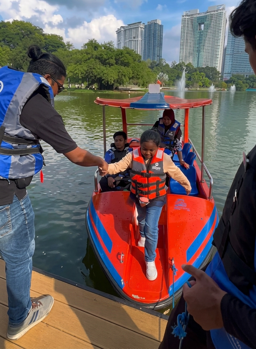 Safe and assisted boarding at the Ripplebay boat house pier