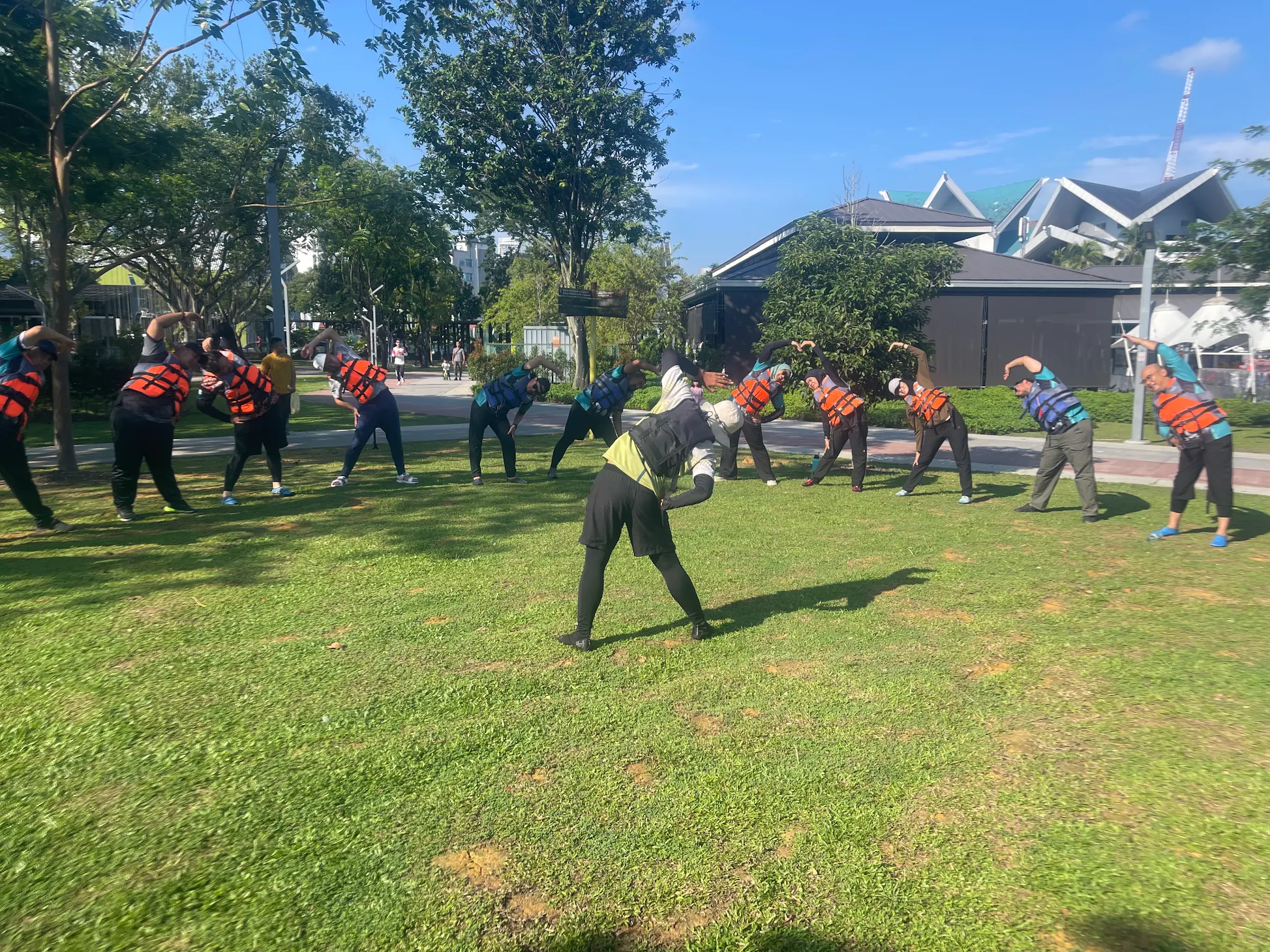Lakeside lawn ice-breaking and warm-up games