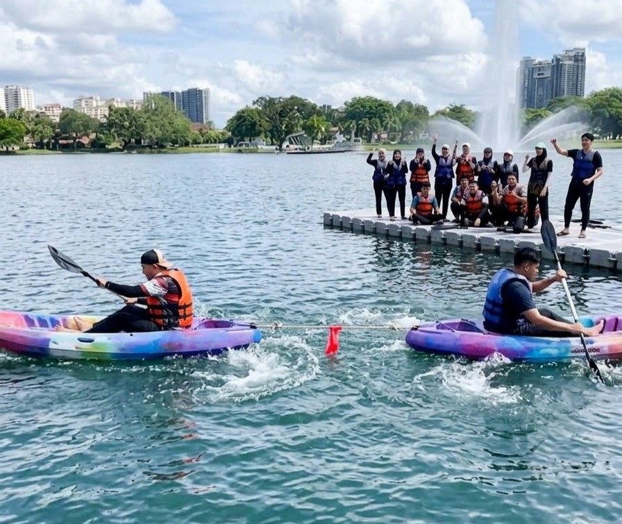 Kayak Tug O War challenge at Tasik Titiwangsa